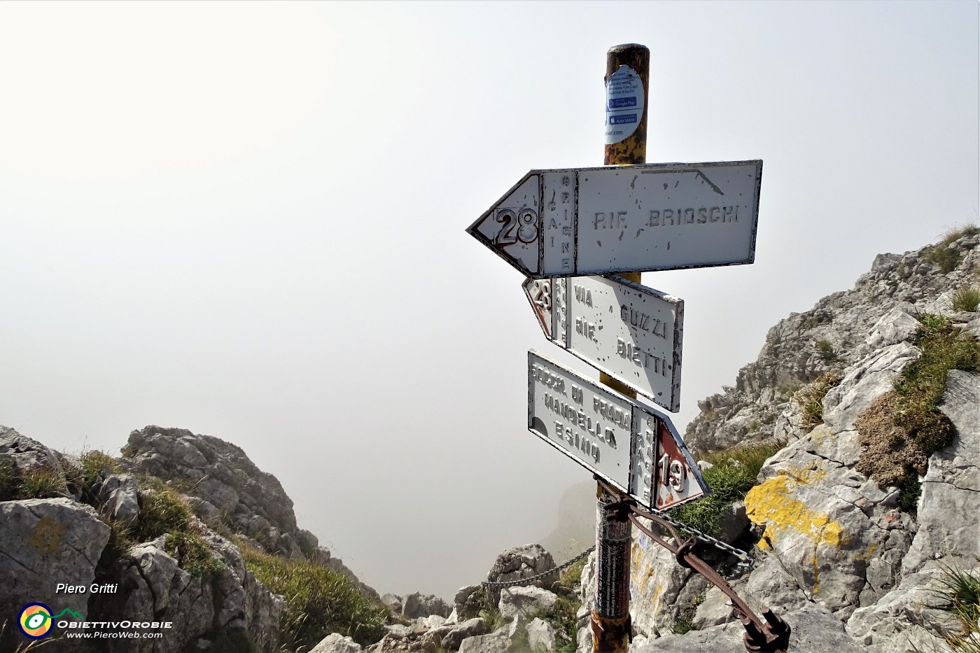 41 Dalla Bocchetta del Guzzi (2095 m) proseguiamo ancora per un tratto sul 28 .JPG